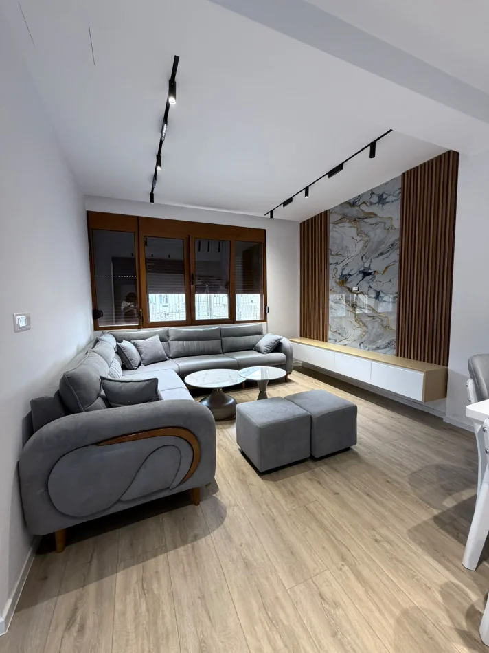 Tirane, jepet me qera apartament 1+1+Ballkon Kati 1, 70 m² 500 € (Sauk/Rr.Hajredin Kumbaro)