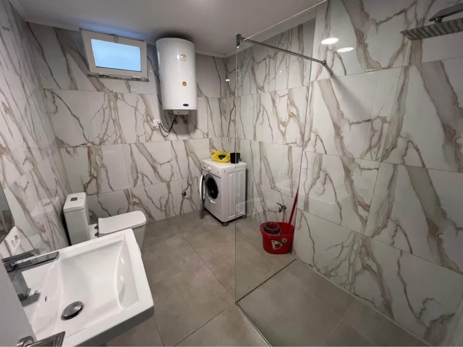 Tirane, jepet me qera apartament 1+1+Ballkon Kati 1, 70 m² 550 € (RRUGA E BARRIKADAVE)