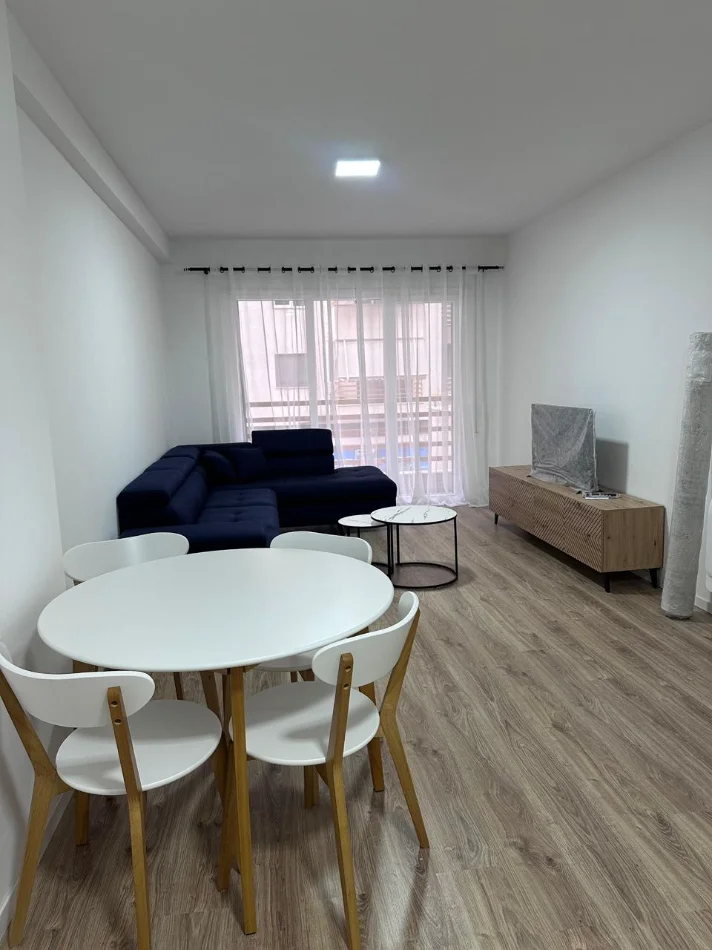 Tirane, jepet me qera apartament 1+1+Ballkon Kati 1, 70 m² 600 € (Rruga 