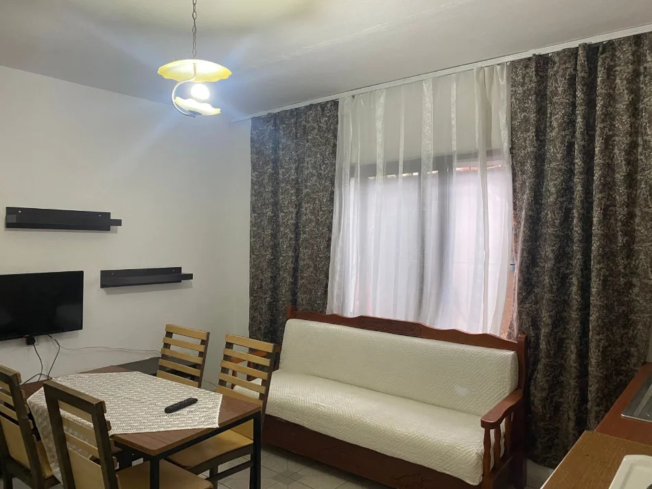 Tirane, jepet me qera apartament 1+1+Ballkon Kati 1, 75 m² 350 € (ne rrugen Besa Tirane.)