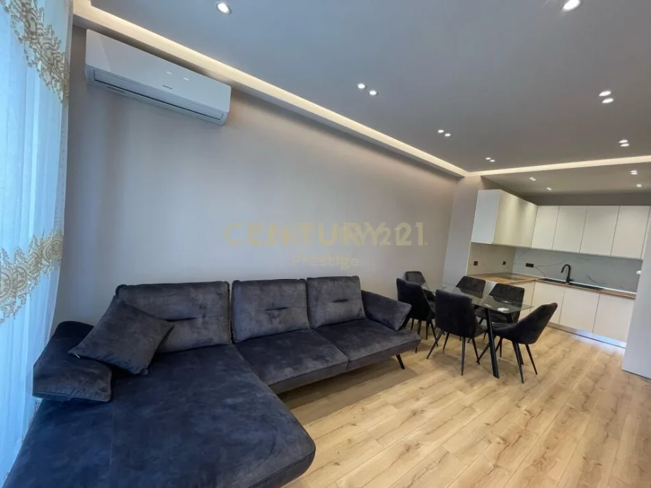 Tirane, jepet me qera apartament 1+1+Ballkon Kati 1, 76 m² 700 € (Komuna e Parisit)