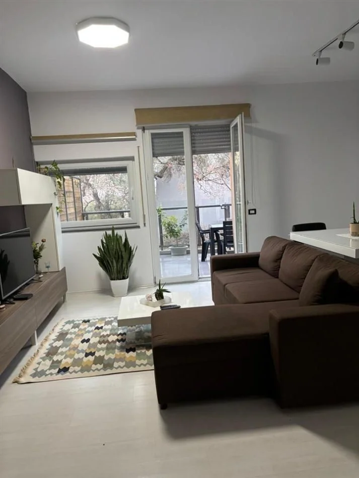 Tirane, jepet me qera apartament 1+1+Ballkon Kati 1, 85 m² 600 € (KOPSHTI BOTANIK)