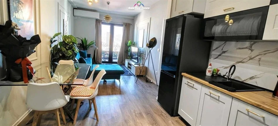 Tirane, jepet me qera apartament 1+1+Ballkon Kati 21, 78 m² 1100 € (rruga e kavajes)