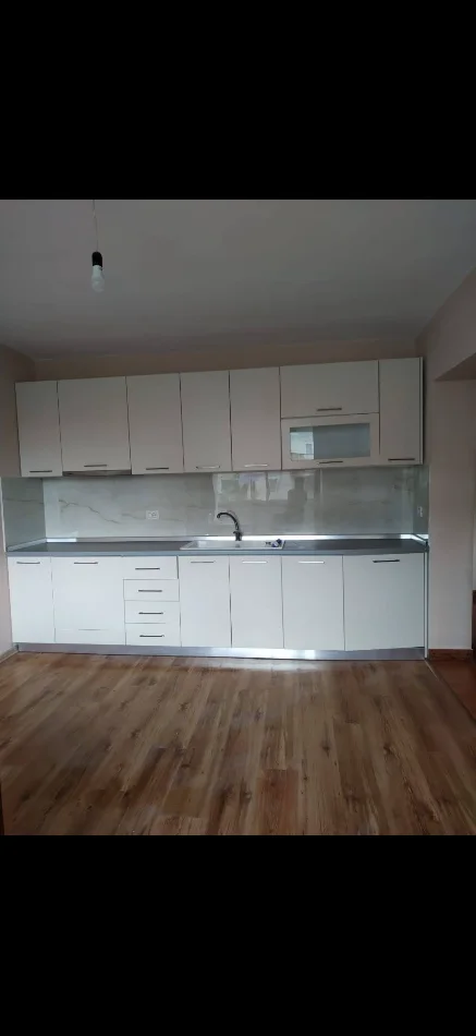 Tirane, jepet me qera apartament 1+1+Ballkon Kati 2, 50 m² 600 € (Rruga Muhamet Gjollesha, afer kryqezimit te 21 Dhjetorit dhe rruges Myslym Shyri)