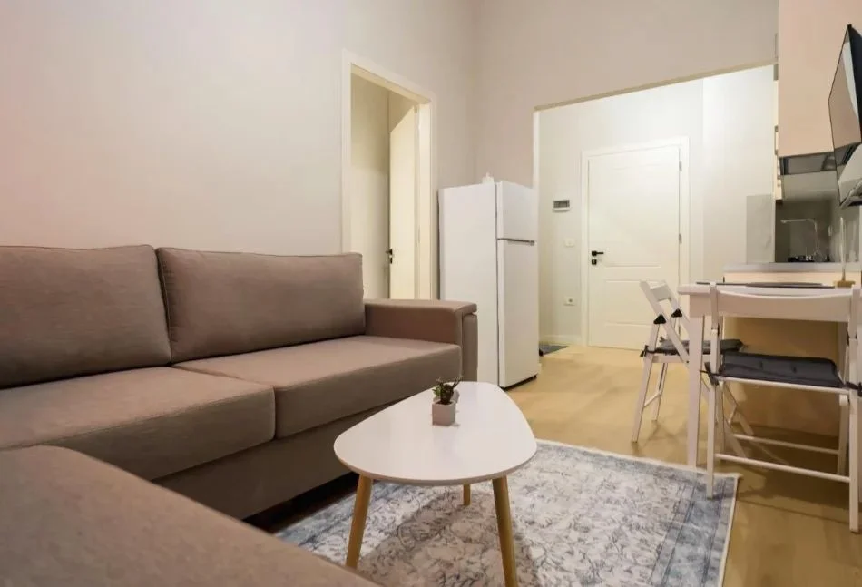 Tirane, jepet me qera apartament 1+1+Ballkon Kati 2, 50 m² 670 € (ZOGU I ZI RING CENTER)