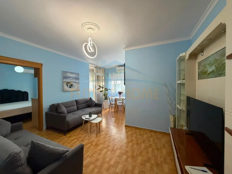 Tirane, jepet me qera apartament 1+1+Ballkon Kati 2, 54 m² 650 € (RRUGA E BARRIKADAVE)