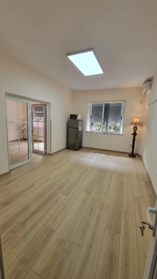 Tirane, jepet me qera apartament 1+1+Ballkon Kati 2, 55 m² 850 € (MINE PEZA)