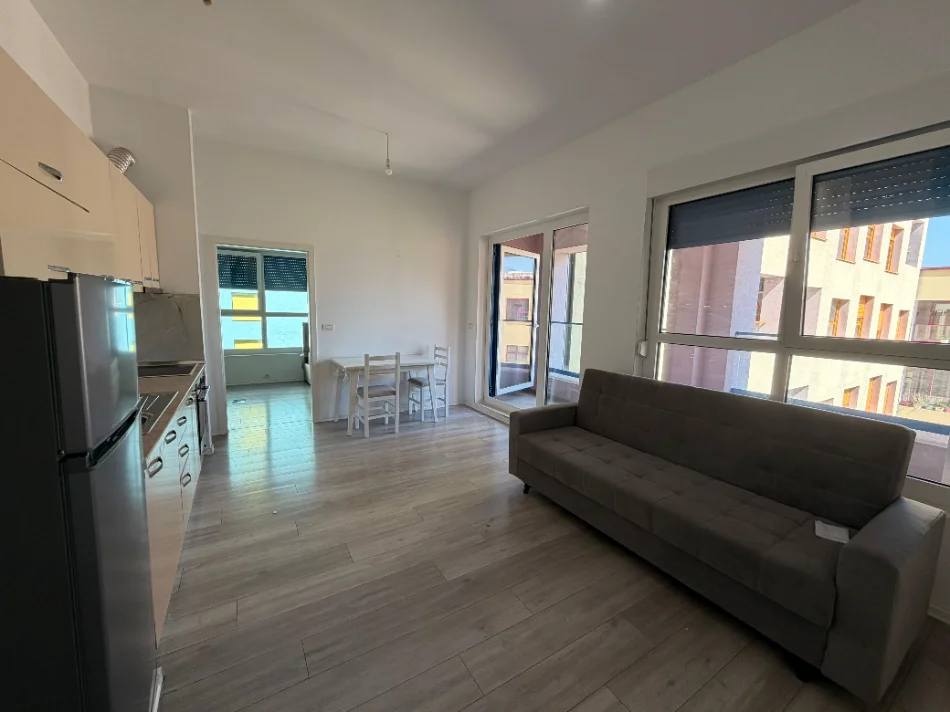 Tirane, jepet me qera apartament 1+1+Ballkon Kati 2, 60 m² 400 € (Ali Demi, Kompleksi Mangalem)