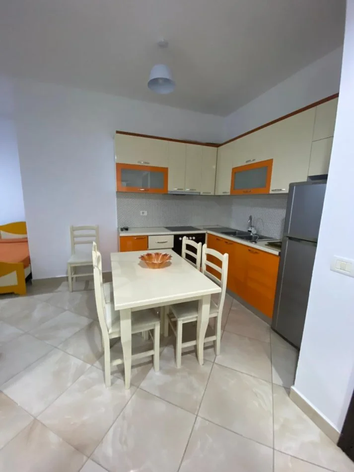 Tirane, jepet me qera apartament 1+1+Ballkon Kati 2, 60 m² 400 € (LAPRAKE)