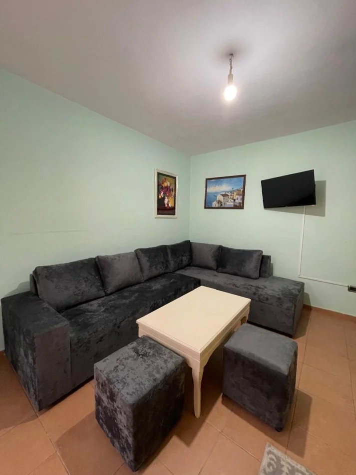 Tirane, jepet me qera apartament 1+1+Ballkon Kati 2, 60 m² 600 € (KAFE FLORA)