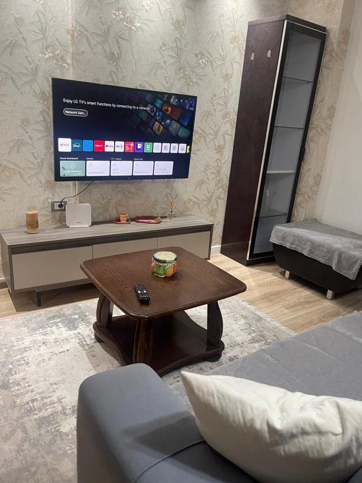 Tirane, jepet me qera apartament 1+1+Ballkon Kati 2, 60 m² 600 € (KOMUNA E PARISIT)