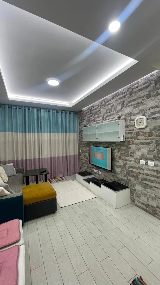 Tirane, jepet me qera apartament 1+1+Ballkon Kati 2, 60 m² 650 € (KOMUNA E PARISIT)