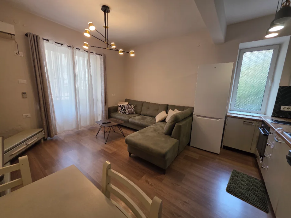 Tirane, jepet me qera apartament 1+1+Ballkon Kati 2, 60 m² (Myslym Shyri tek karburanti)