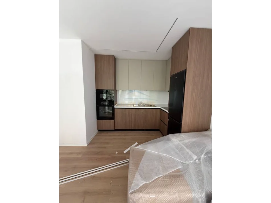 Tirane, jepet me qera apartament 1+1+Ballkon Kati 2, 63 m² 900 € (Pazari i Ri)
