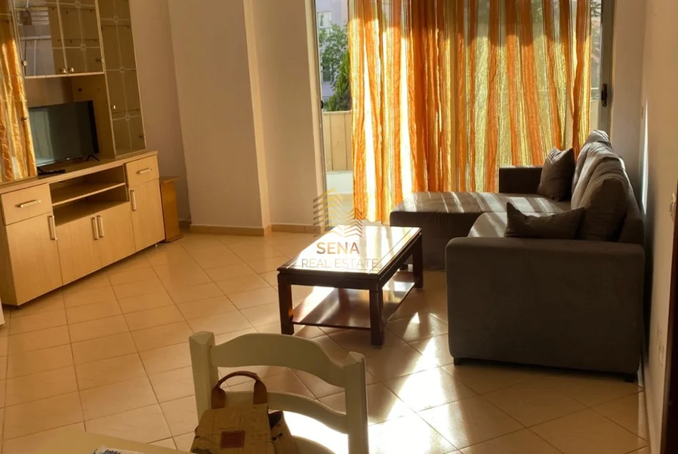 Tirane, jepet me qera apartament 1+1+Ballkon Kati 2, 65 m² 350 € (Yzberisht)
