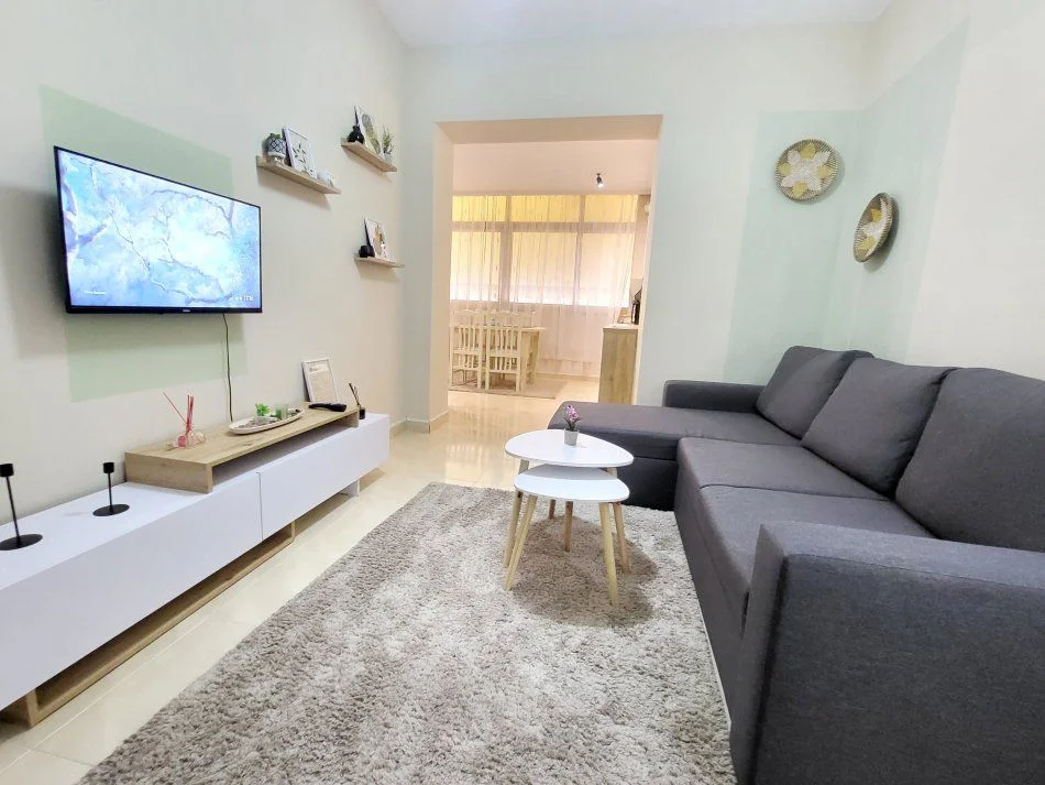 Tirane, jepet me qera apartament 1+1+Ballkon Kati 2, 65 m² 650 € (QENDER)