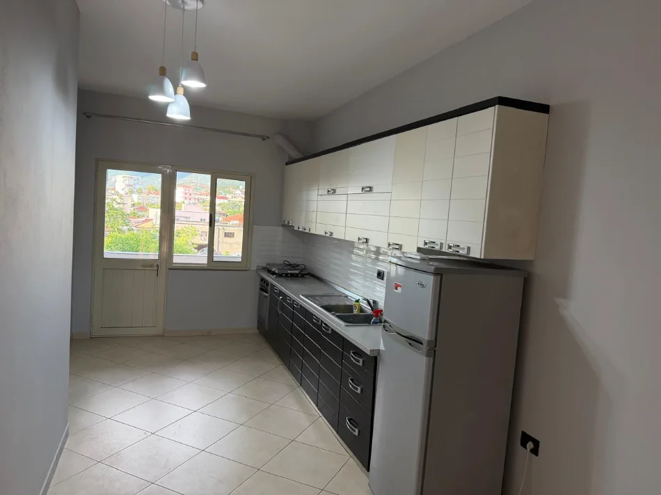 Tirane, jepet me qera apartament 1+1+Ballkon Kati 2, 68 m² 450 € (Kinostudio)
