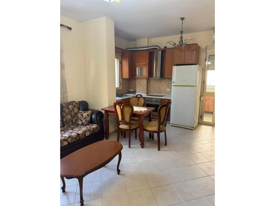 Tirane, jepet me qera apartament 1+1+Ballkon Kati 2, 70 m² 450 €