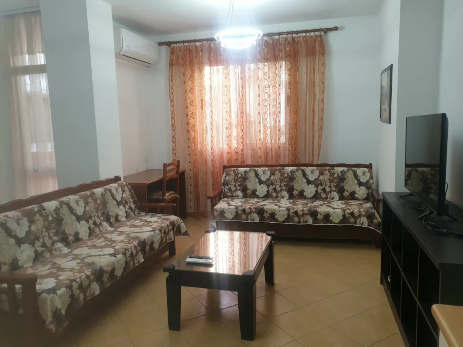 Tirane, jepet me qera apartament 1+1+Ballkon Kati 2, 70 m² 450 € (Rruga e Zallit)