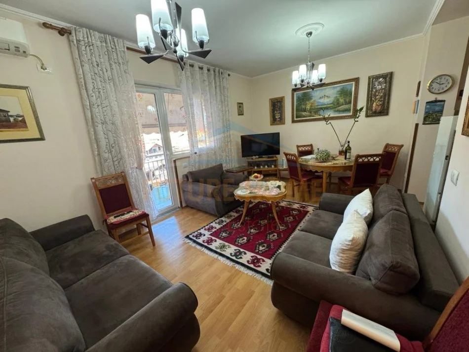 Tirane, jepet me qera apartament 1+1+Ballkon Kati 2, 70 m² 500 € (Ali Demi)