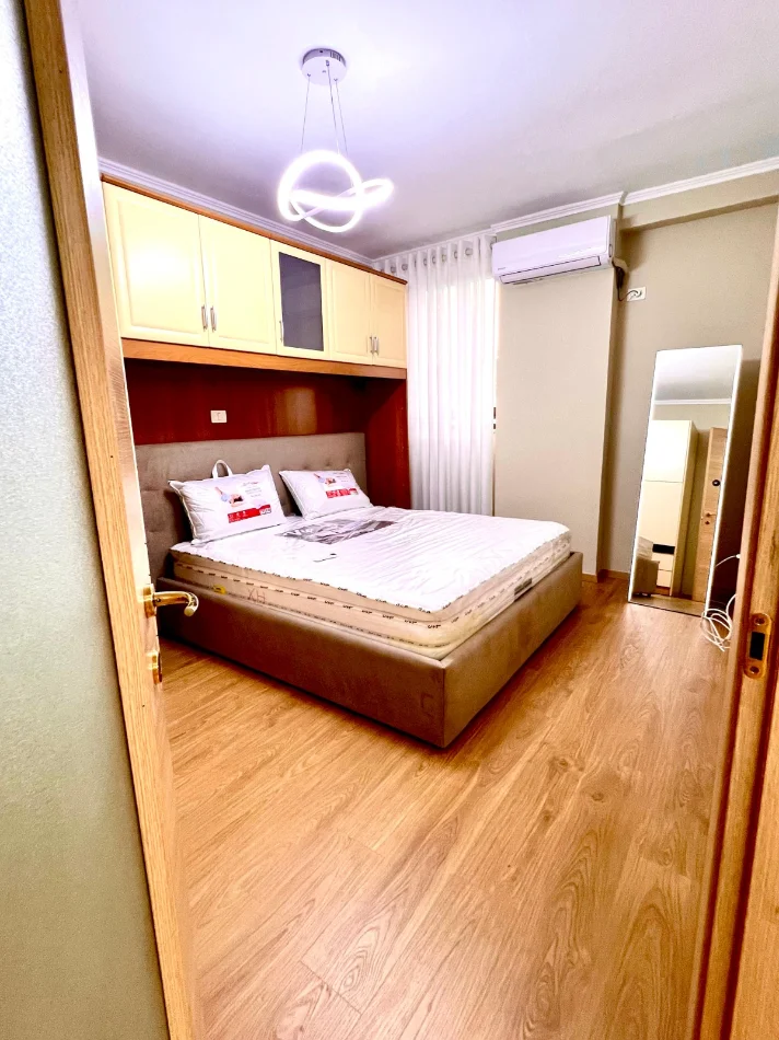 Tirane, jepet me qera apartament 1+1+Ballkon Kati 2, 70 m² 550 € në Brryl, Tiranë.