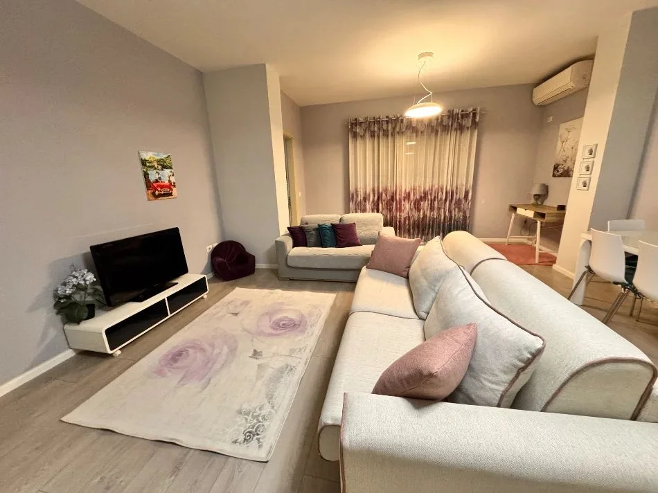 Tirane, jepet me qera apartament 1+1+Ballkon Kati 2, 70 m² 570 € (RRUGA JORDAN MISJA)