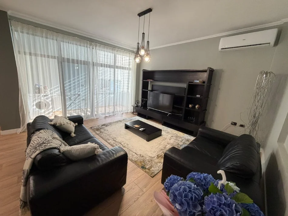 Tirane, jepet me qera apartament 1+1+Ballkon Kati 2, 70 m² 730 € (Prane Mon Amour)