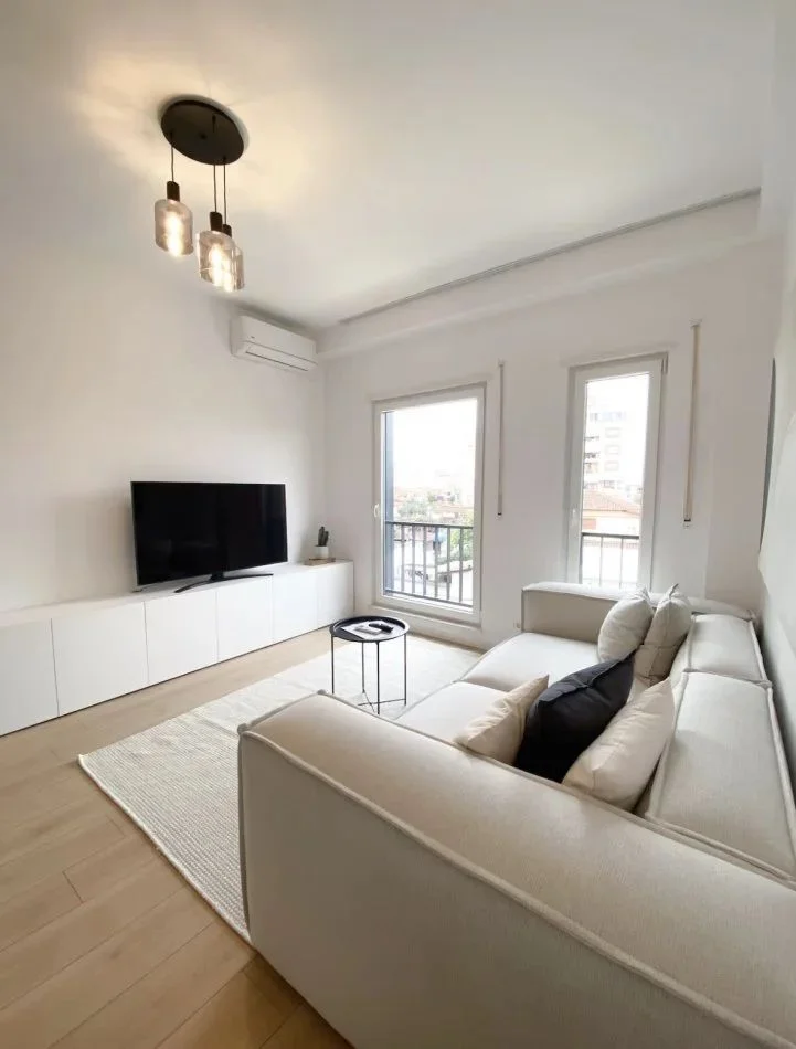 Tirane, jepet me qera apartament 1+1+Ballkon Kati 2, 70 m² 750 € (RRUGA PANORAMA)