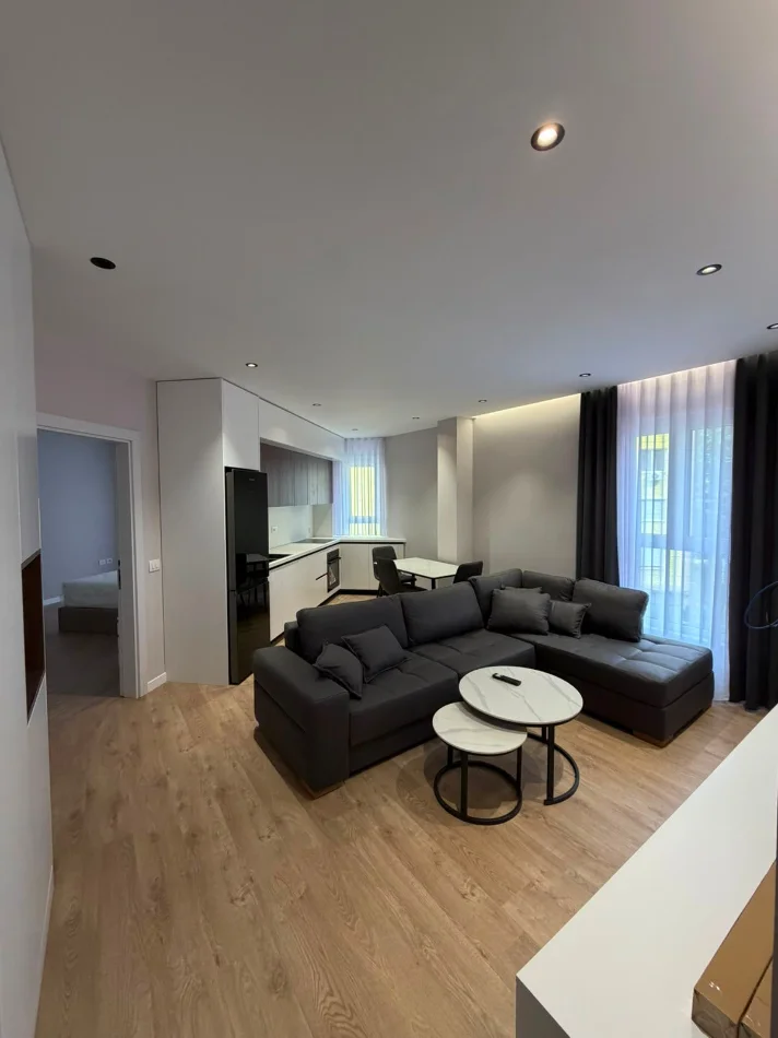 Tirane, jepet me qera apartament 1+1+Ballkon Kati 2, 70 m² 900 € (Rruga e Dibres)