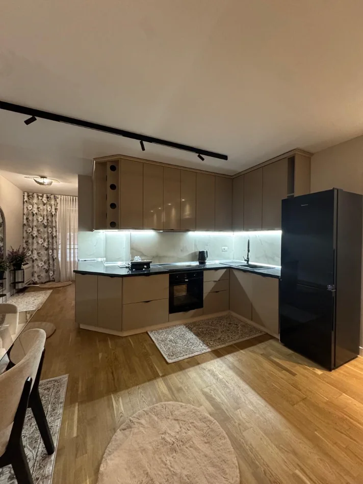 Tirane, jepet me qera apartament 1+1+Ballkon Kati 2, 75 m² 850 € (LIQENI PRANE PICERI PAVAROTI)