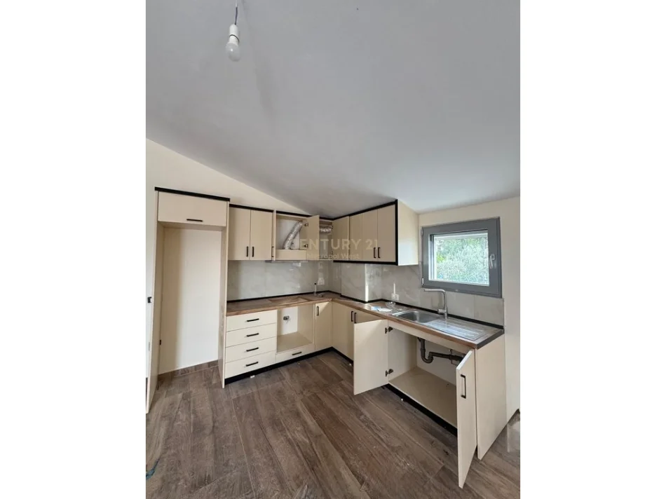 Tirane, jepet me qera apartament 1+1+Ballkon Kati 3, 110 m² 600 € (Liqeni i Farkes)