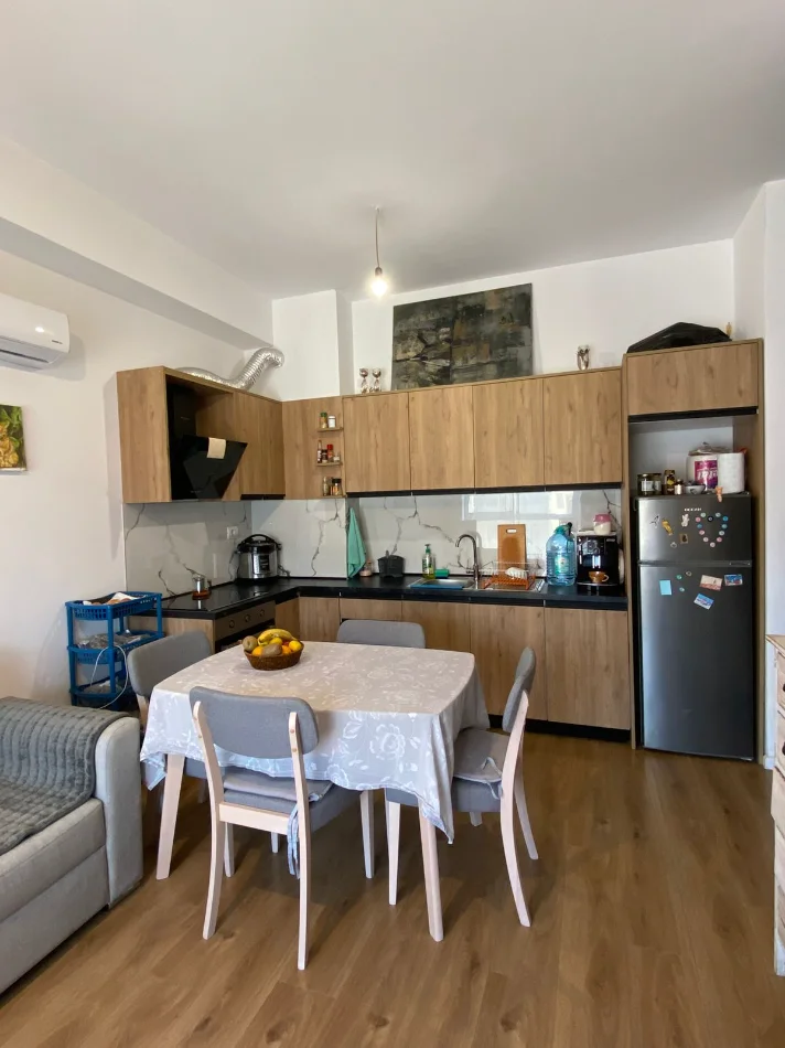 Tirane, jepet me qera apartament 1+1+Ballkon Kati 3, 400 € (Ali Demi)