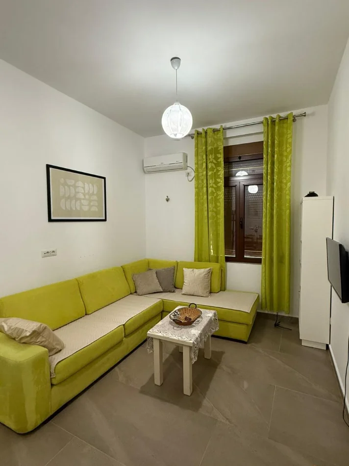 Tirane, jepet me qera apartament 1+1+Ballkon Kati 3, 40 m² 600 € (Pallatet Agimi)
