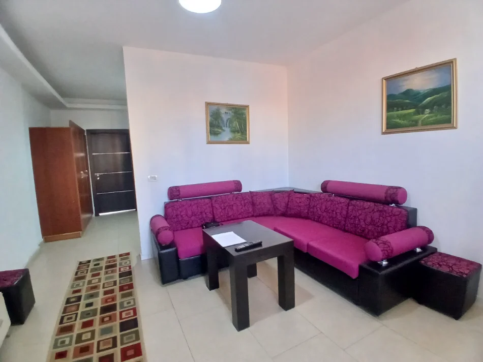 Tirane, jepet me qera apartament 1+1+Ballkon Kati 3, 55 m² 350 € (Laprake njesia 11)