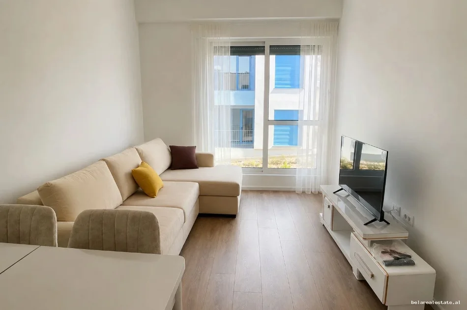 Tirane, jepet me qera apartament 1+1+Ballkon Kati 3, 55 m² 520 € (fresku)