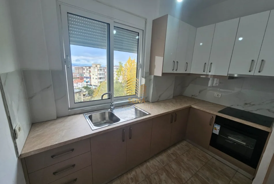 Tirane, jepet me qera apartament 1+1+Ballkon Kati 3, 60 m² 350 € (Fresk)