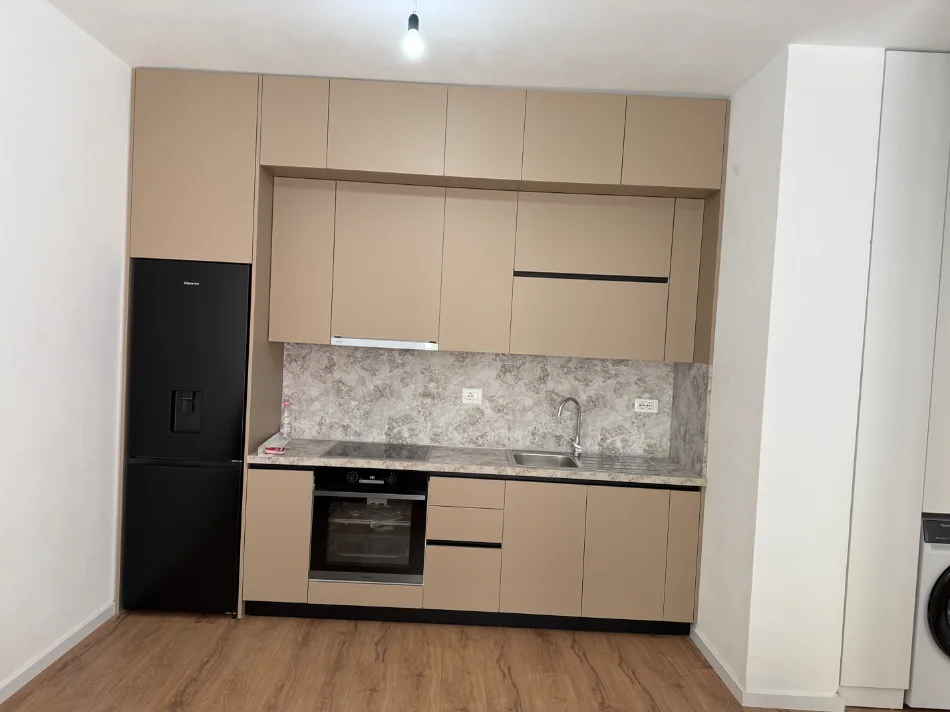 Tirane, jepet me qera apartament 1+1+Ballkon Kati 3, 60 m² 350 € (Univers City)