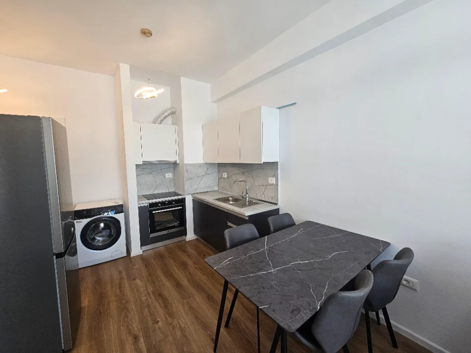 Tirane, jepet me qera apartament 1+1+Ballkon Kati 3, 60 m² 400 € (Kompleksi Kadiu)