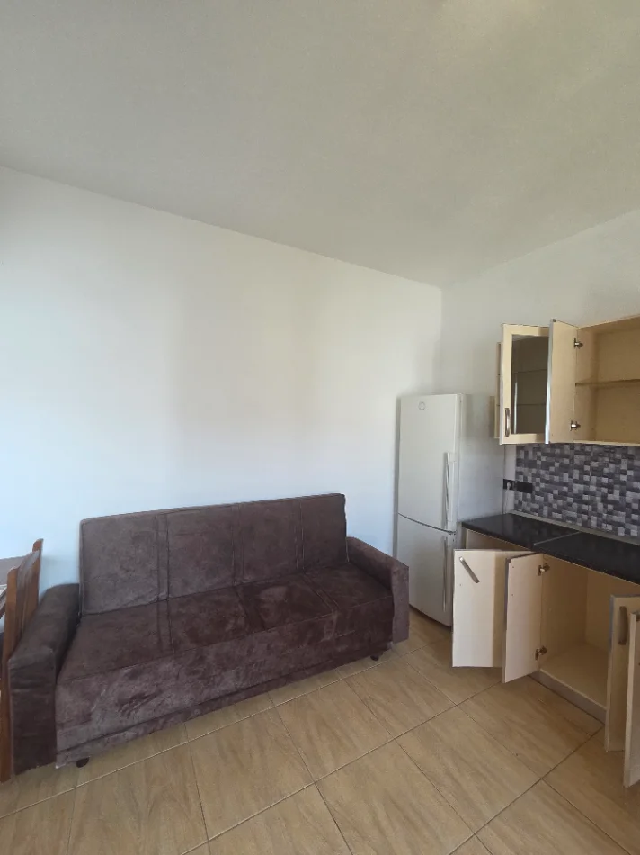 Tirane, jepet me qera apartament 1+1+Ballkon Kati 3, 60 m² 450 € (Prane kristal center)