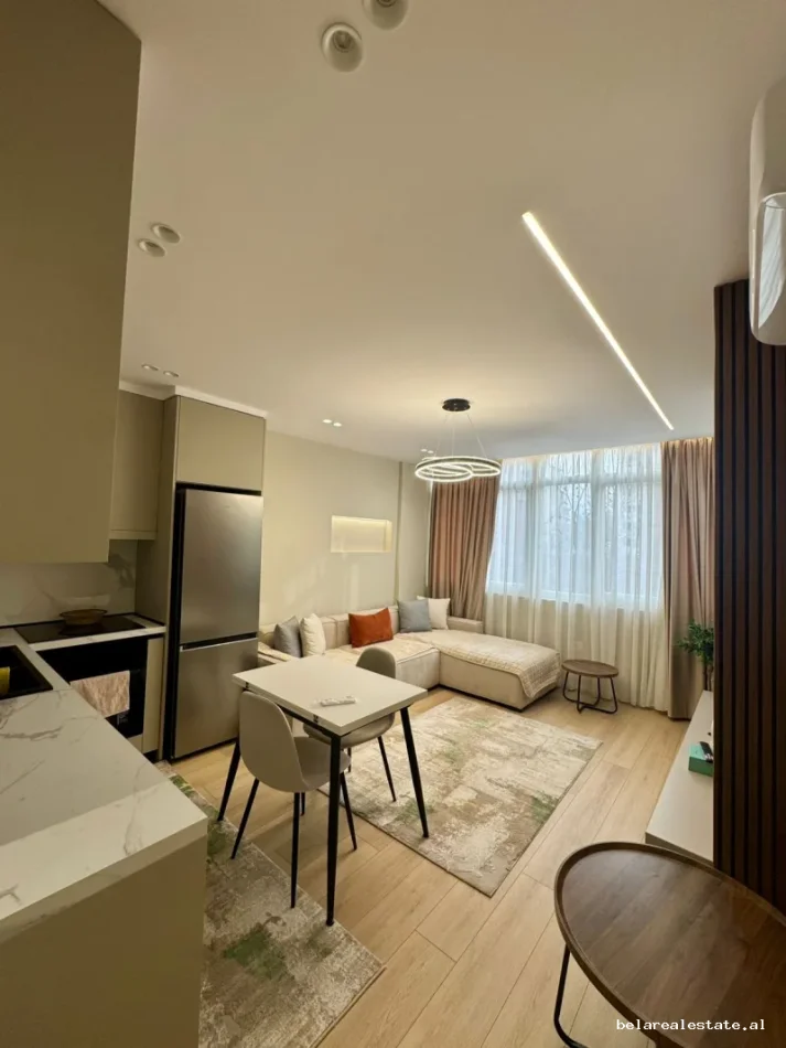 Tirane, jepet me qera apartament 1+1+Ballkon Kati 3, 60 m² 600 € (Brryli)