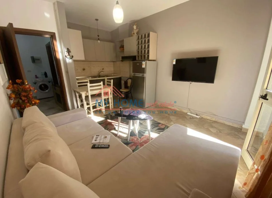 Tirane, jepet me qera apartament 1+1+Ballkon Kati 3, 60 m² 600 € (Komuna e Parisit)