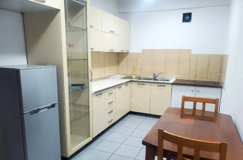 Tirane, jepet me qera apartament 1+1+Ballkon Kati 3, 65 m² 380 € (Rruga Gjergj Legisi)
