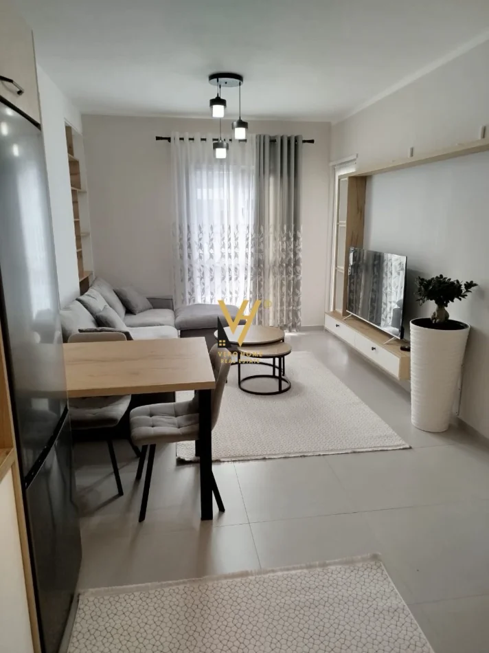 Tirane, jepet me qera apartament 1+1+Ballkon Kati 3, 65 m² 500 € (UNIVERS CITY)