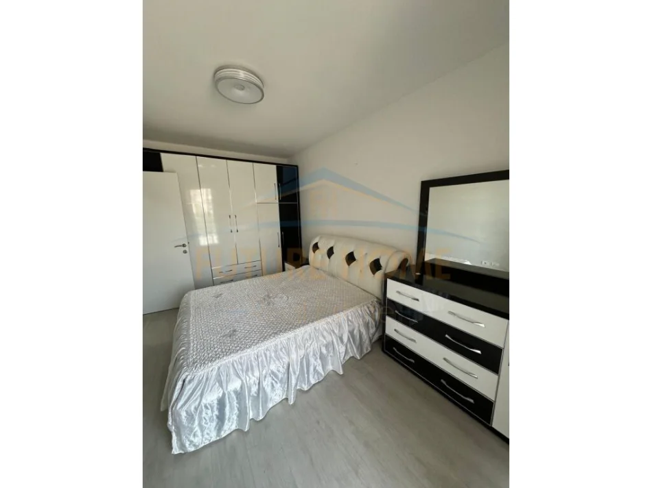 Tirane, jepet me qera apartament 1+1+Ballkon Kati 3, 65 m² 550 €