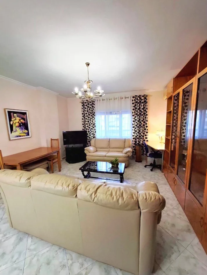 Tirane, jepet me qera apartament 1+1+Ballkon Kati 3, 65 m² 550 € (KOMUNA E PARISIT)