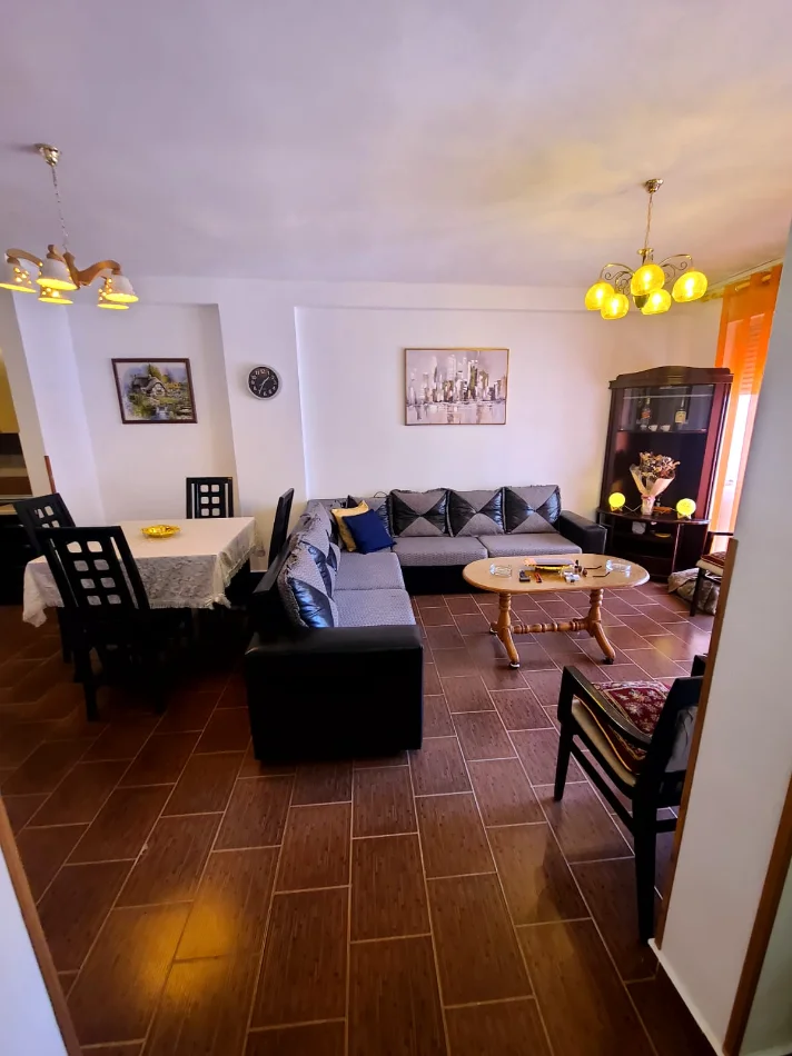 Tirane, jepet me qera apartament 1+1+Ballkon Kati 3, 70 m² 300 € (Yzberisht)