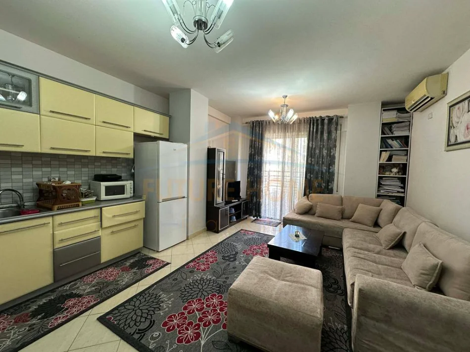 Tirane, jepet me qera apartament 1+1+Ballkon Kati 3, 70 m² 380 € (spar 2)