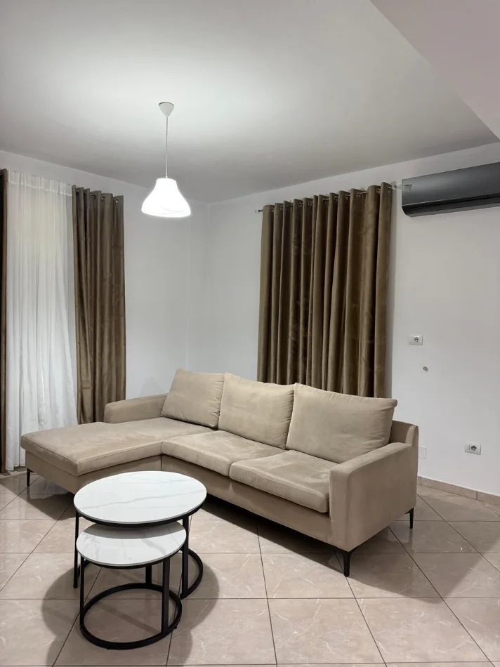Tirane, jepet me qera apartament 1+1+Ballkon Kati 3, 70 m² 450 € (Astir)