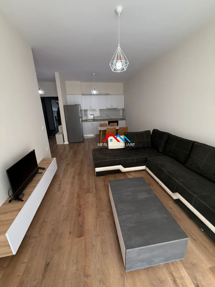 Tirane, jepet me qera apartament 1+1+Ballkon Kati 3, 70 m² 525 € (RRUGA 5 MAJI)