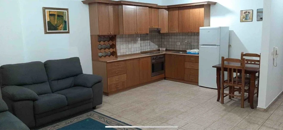 Tirane, jepet me qera apartament 1+1+Ballkon Kati 3, 70 m² 600 € (QENDER CIRKU)